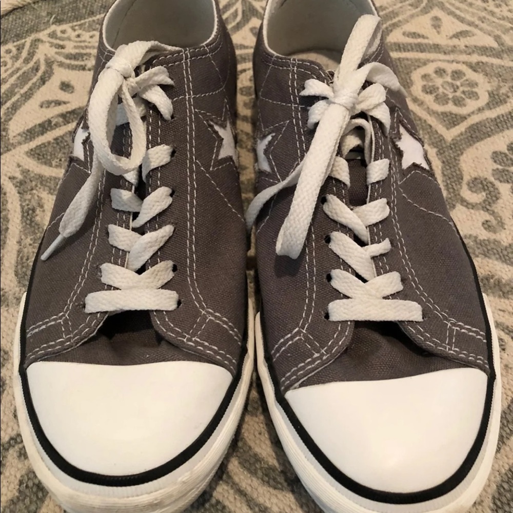 Converse ladies size 9